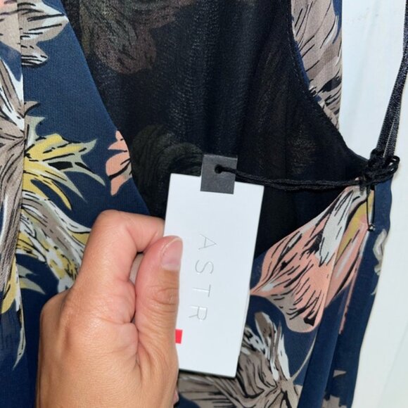 New with tags. Astr criss cross neck chiffon shift dress - Picture 5 of 6